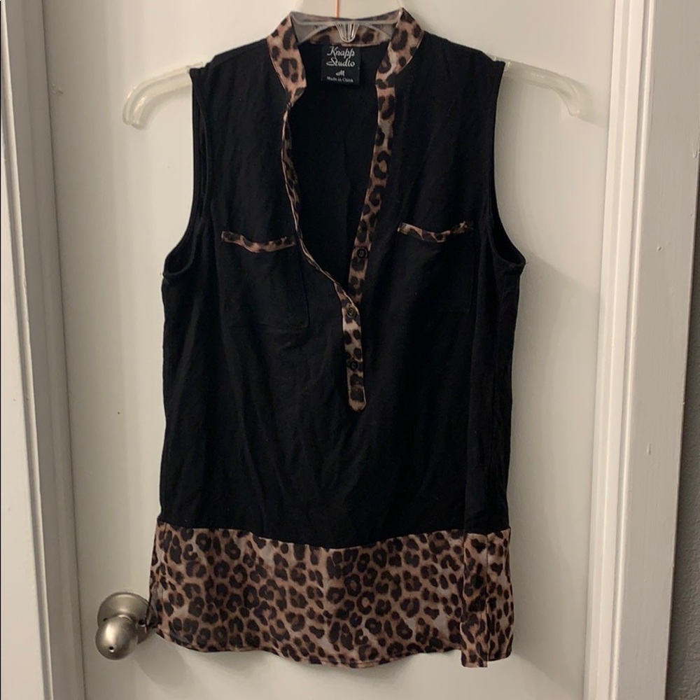 Sleeveless leopard print shirt
